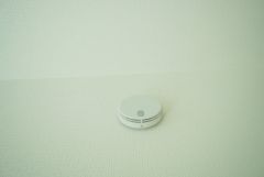 火災報知器が設置されていることで、火災の発生をいち早く感知し、就寝中や留守中でも素早く危険を知らせてくれるため、家族の安全を確保し被害を最小限に抑えられます。