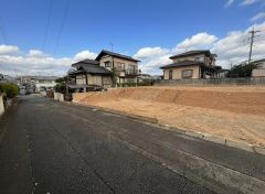 住人以外の車の進入も少なく、小さなお子様を持つご家庭にも安心です。落ち着いた住宅地内で快適な生活を実現してみませんか。