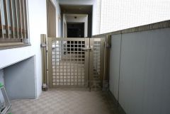 角部屋なので玄関ドアに続く玄関ポーチを完備しています。プライベートが守れたり物を置くにも便利ですね。