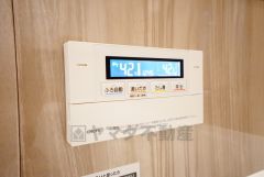 湯量・湯温の設定、そして保温までワンタッチのフルオートバス。便利な追い炊き機能付きです。