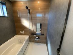1日の疲れを癒すくつろぎのバスルーム。足を伸ばしてもゆったりと入れるサイズです。お子様と一緒にお風呂に入っても狭くないですね^^