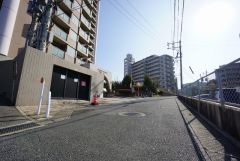 住人以外の車の進入も少なく、小さなお子様を持つご家庭にも安心です。大型車の通行が少なく、騒音や振動が少ないので静かで快適な生活を送れます。