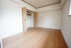 木目調のシンプルデザインで落ち着きと安らぎの空間に仕上げています。各部屋に収納が完備されているので、お荷物が増えても安心の設計です。