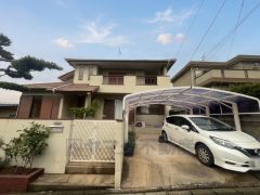 カーポート付き。大切な愛車を雨風や雪、紫外線などから守ってくれます。車が汚れにくく、面倒な洗車回数も減少します。