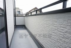 同仕様写真。陽当たりの良いバルコニーです。お洗濯やお布団干しはもちろん、日光浴スペースにも。足元は防水工事施工済です。