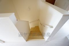 小さなお子様やご高齢の方でも安心できる、手すり付き階段。段差も低めで設定されており、安全性にも優れています。