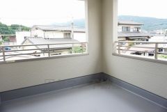 同仕様写真。幅広のインナーバルコニーは洗濯物を守りやすく、眩しすぎる日差しも和らげます。