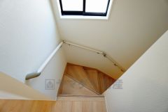 同仕様写真。小さなお子様やご高齢の方でも安心できる、手すり付き階段。段差も低めで設定されており、安全性にも優れています。