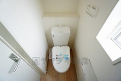 温水洗浄機付トイレです。節水機能もあるので、安心して使えますね。もちろん、1階2階の2ヶ所にトイレがあるので、忙しい朝にもゆとりができますね。