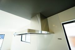 風量が弱・強と切替え可能なレンジフードが調理中の煙をしっかり吸い込みます。手元を照らすライト付きです。