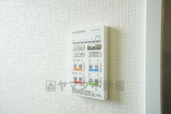 雨の日の洗濯も安心できる浴室暖房乾燥機付き浴室。リモコンで操作もボタン1つで簡単。