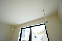 居室には室内干しができる物干し台が天井から設置されていて梅雨時期などにとても便利です。室内干し派の方にも＾＾