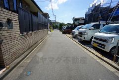 現地（2025年7月22日）撮影。住人以外の車の進入も少なく、小さなお子様を持つご家庭にも安心です。