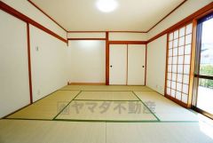 玄関から和室へ直接入れる動線をつくることで、来客時の個室として活用できます。
