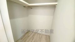 季節物の衣類もスッキリ収納できるウォークインクローゼット。クローゼット内で洋服のコーディネートから着替えまで中で出来るので、部屋が散らかりにくいです。