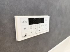 湯量・湯温の設定、そして保温までワンタッチのフルオートバス。便利な追い炊き機能付きです。