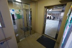 重い荷物を運ぶのにも便利なエレベーター付です。