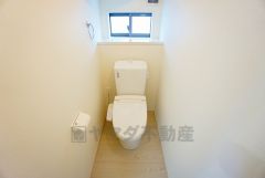 温水洗浄機付トイレです。節水機能もあるので、安心して使えますね。もちろん、1階2階の2ヶ所にトイレがあるので、忙しい朝にもゆとりができますね。