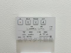 壁リモコンタイプのウォシュレット付き。節水機能もあるので、安心して使えますね。