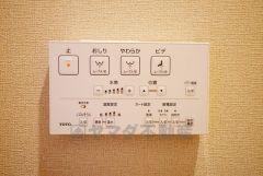 壁リモコンタイプのウォシュレット付き。