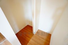 まとめ買いしてもこの収納量なら心配要らずのパントリー。調理家電や食品のストックをすっきりまとめられ、キッチン周りを広々使えます。