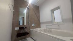 1日の疲れを癒すくつろぎのバスルーム。足を伸ばしてもゆったりと入れるサイズです。お子様と一緒にお風呂に入っても狭くないですね^^