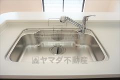 同仕様写真。広々とした凸型シンクに洗剤ポケットを標準装備。大きなお鍋など洗いやすいです。