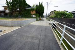 現地（2025年7月11日）撮影。大型車の通行が少なく、騒音や振動が少ないので静かで快適な生活を送れます。