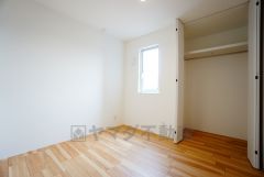 暖かい日差しが差し込む洋室。たっぷり収納できるクローゼット付きでお部屋の中をすっきりと快適に保てます。