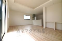 大きな窓のあるリビングは、陽光あふれる明るい空間です。居心地良く、ご家族皆がゆったり寛げる憩いの空間となりそうです。