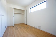 暖かい日差しが差し込む洋室。たっぷり収納できるクローゼット付きでお部屋の中をすっきりと快適に保てます。
