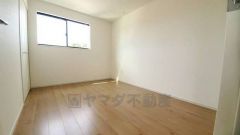 暖かい日差しが差し込む洋室。たっぷり収納できるクローゼット付きでお部屋の中をすっきりと快適に保てます。