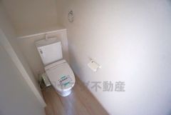 温水洗浄機付トイレです。節水機能もあるので、安心して使えますね。もちろん、1階2階の2ヶ所にトイレがあるので、忙しい朝にもゆとりができますね。