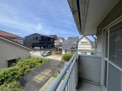 母屋。陽当たりの良いバルコニーです。お洗濯やお布団干しはもちろん、日光浴スペースにも。