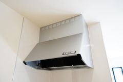 コンロ上には換気扇完備＾＾調理時の蒸気や匂いが換気扇に誘導され、効率的に排煙ができます＾＾