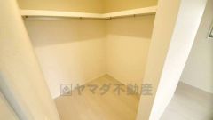 主寝室には大型のウォークインクローゼット。