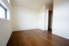 床の傷や汚れが目立ちにくいダークブラウンのフローリングは、部屋全体に落ち着きや重厚感をもたらしてくれます。