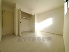 住む人のこだわりを活かす洋室。日当たりがよく、寝室としての利用もおすすめ。広めのクローゼットには荷物をすっきり片付けられ、ゆとりのある暮らしが出来ます＾＾