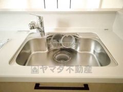 広々とした凸型シンクに洗剤ポケットを標準装備。大きなお鍋など洗いやすいです。