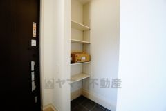 ベビーカーや泥のついたおもちゃをしまうのに便利なスペースです。玄関周りをスッキリさせることが出来ます＾＾