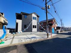 前面道路は広く、車同士がすれ違うスペースが十分にあります。落ち着いた住宅地内で快適な生活を実現してみませんか＾＾