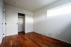 床の傷や汚れが目立ちにくいダークブラウンのフローリングは、部屋全体に落ち着きや重厚感をもたらしてくれます。