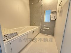 1日の疲れを癒すくつろぎのバスルーム。足を伸ばしてもゆったりと入れるサイズです。お子様と一緒にお風呂に入っても狭くないですね^^