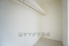 同仕様写真。季節物の衣類もスッキリ収納できるウォークインクローゼット。クローゼット内で洋服のコーディネートから着替えまで中で出来るので、部屋が散らかりにくいです。