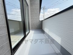 陽当たりの良いバルコニーです。お洗濯やお布団干しはもちろん、日光浴スペースにも。足元は防水工事施工済です。