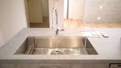 広々とした凸型シンクに洗剤ポケットを標準装備。大きなお鍋など洗いやすいです。