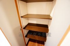 廊下にも収納を確保。各居室に入りきれなかった荷物や、日用品のストック置き場に便利です。