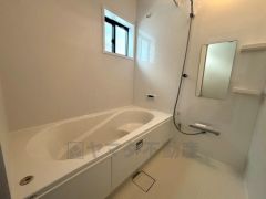 半身浴ができるベンチスペースがあり、節水にも効果を発揮します。1坪サイズなので、ゆったりとご入浴ができます。