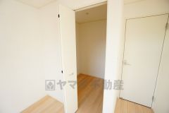 収納力豊富なウォークインクローゼット。洋服や小物などを1箇所にまとめて美しい収納を実現します。スーツケースのような大型の荷物も置けます＾＾