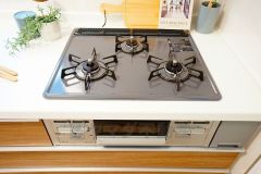 複数の調理を一度に行うことができる3口コンロ。効率よくお料理が出来ます。毎日のお料理も楽しくなりますね＾＾